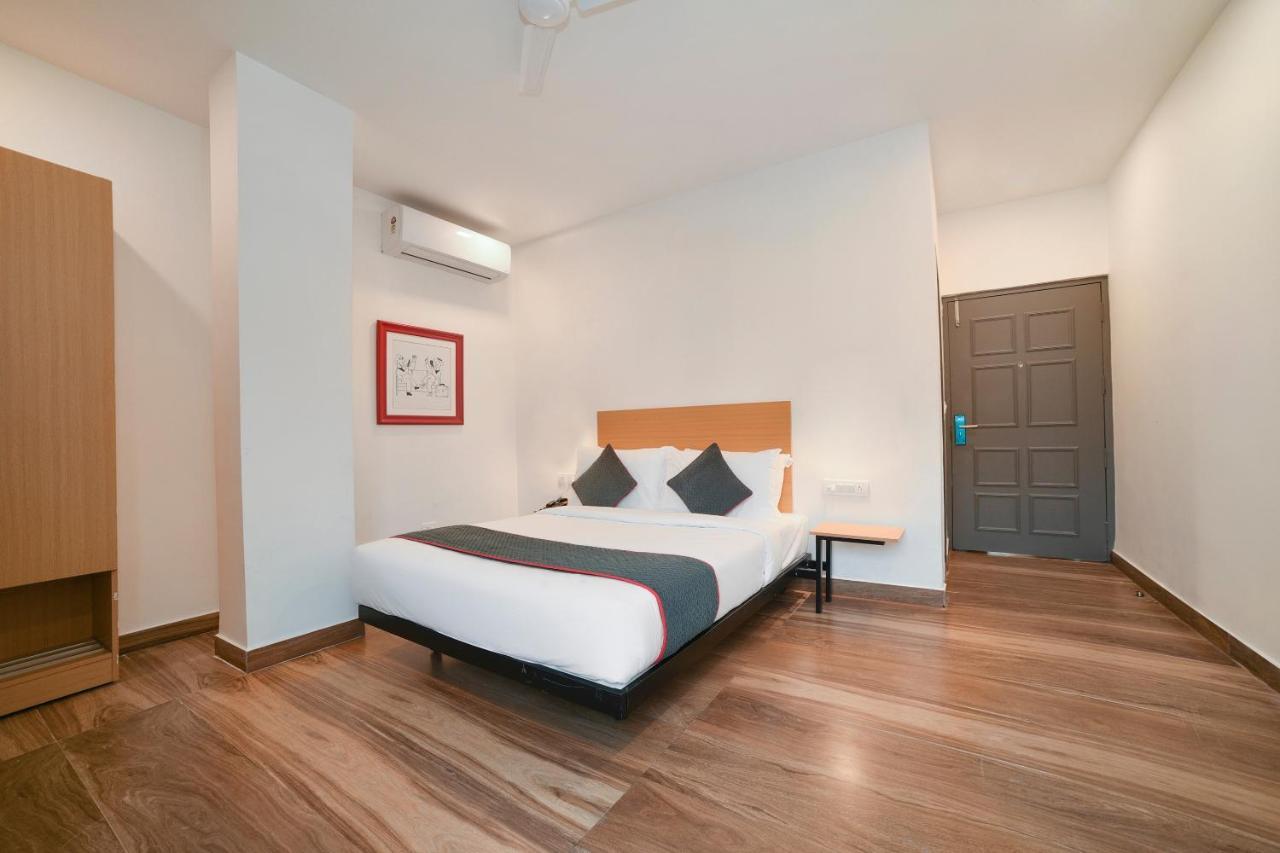 Vaccinated Staff- Oyo Townhouse 384 Nk Hotels Dispur Buitenkant foto