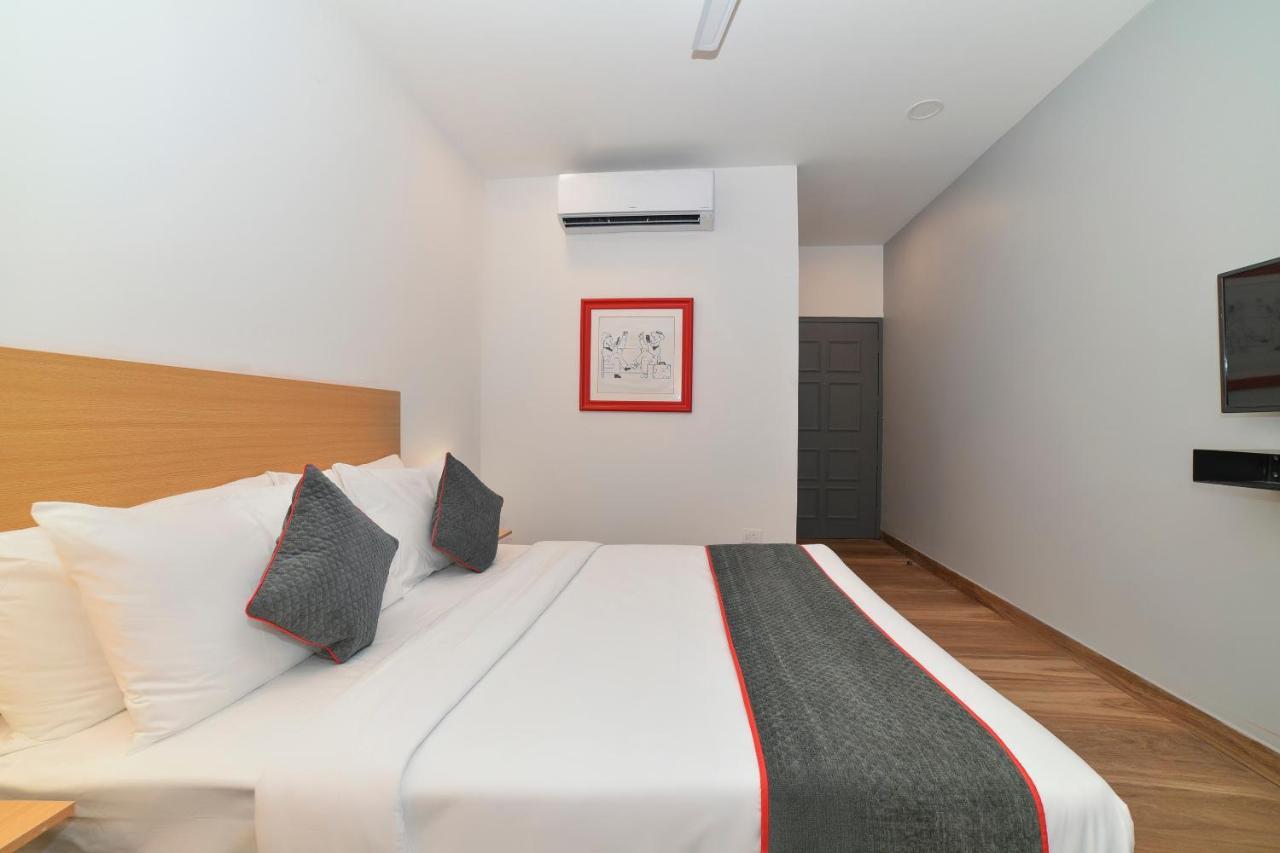 Vaccinated Staff- Oyo Townhouse 384 Nk Hotels Dispur Buitenkant foto