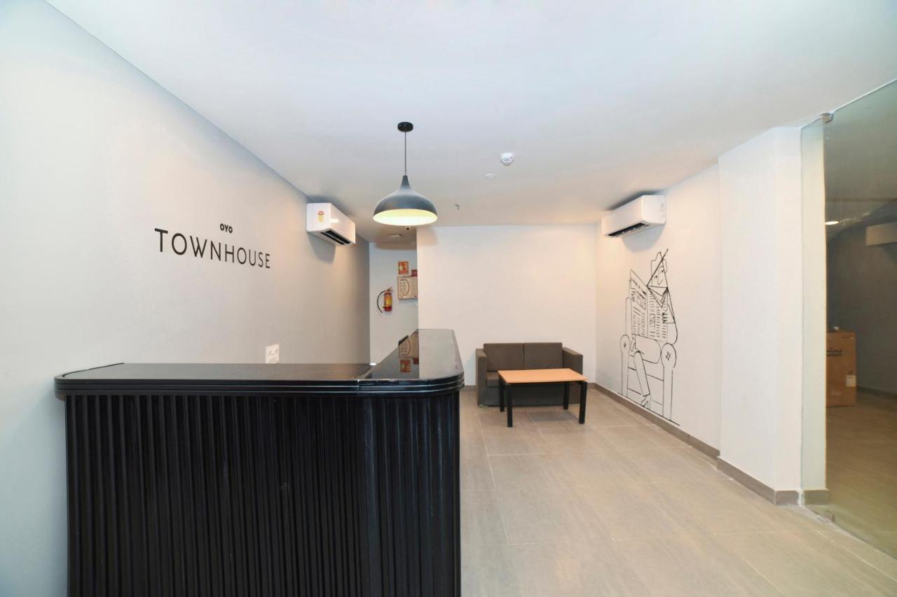 Vaccinated Staff- Oyo Townhouse 384 Nk Hotels Dispur Buitenkant foto
